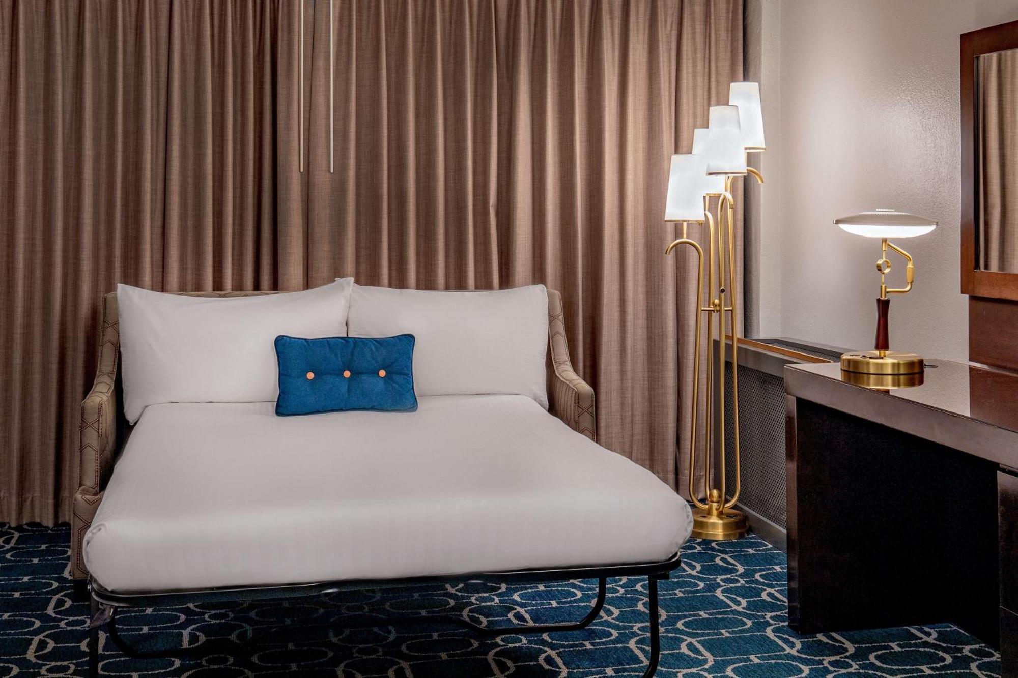Superior King Room City View
