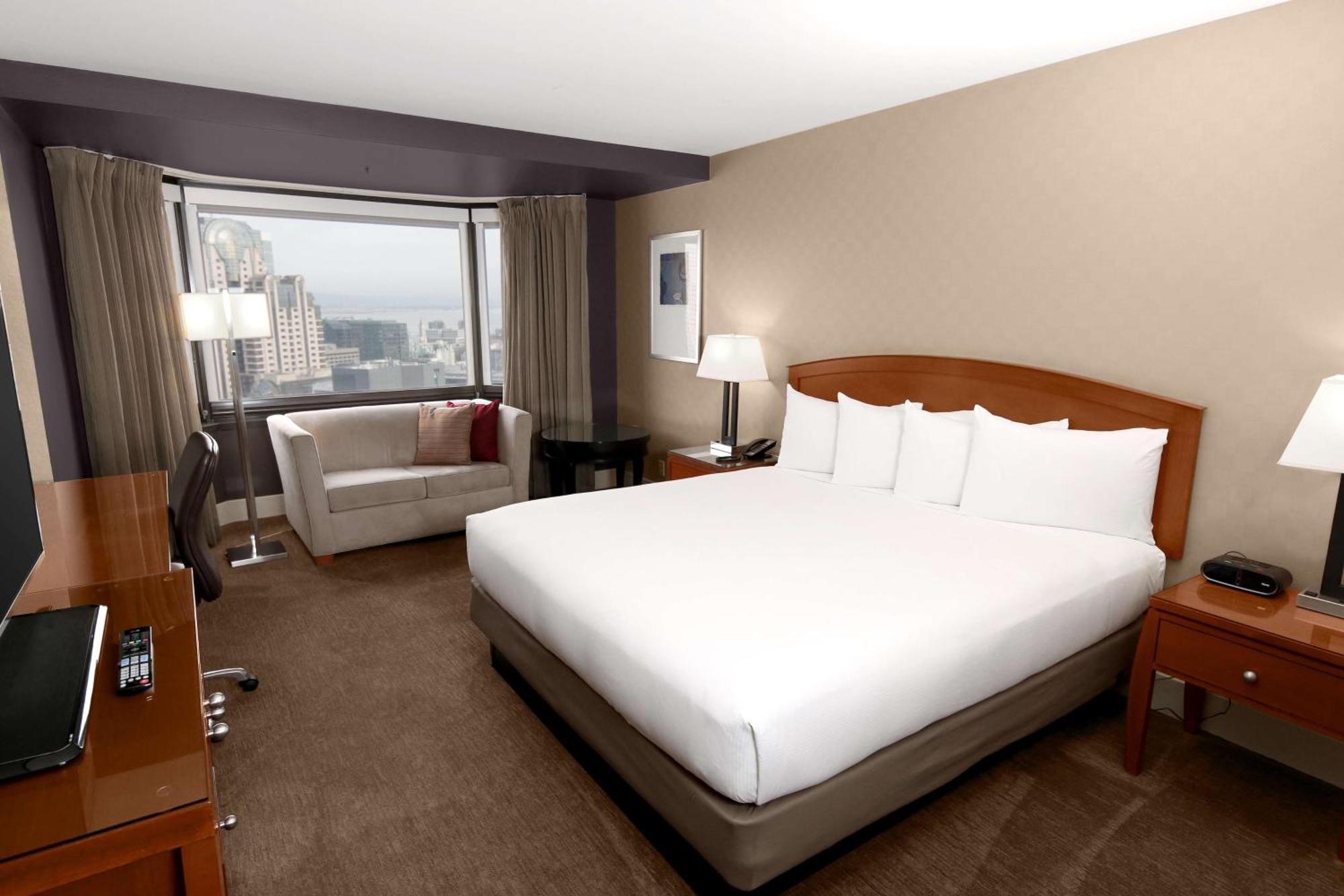 King Room Skyline View Sofa Bed Floors 25-32