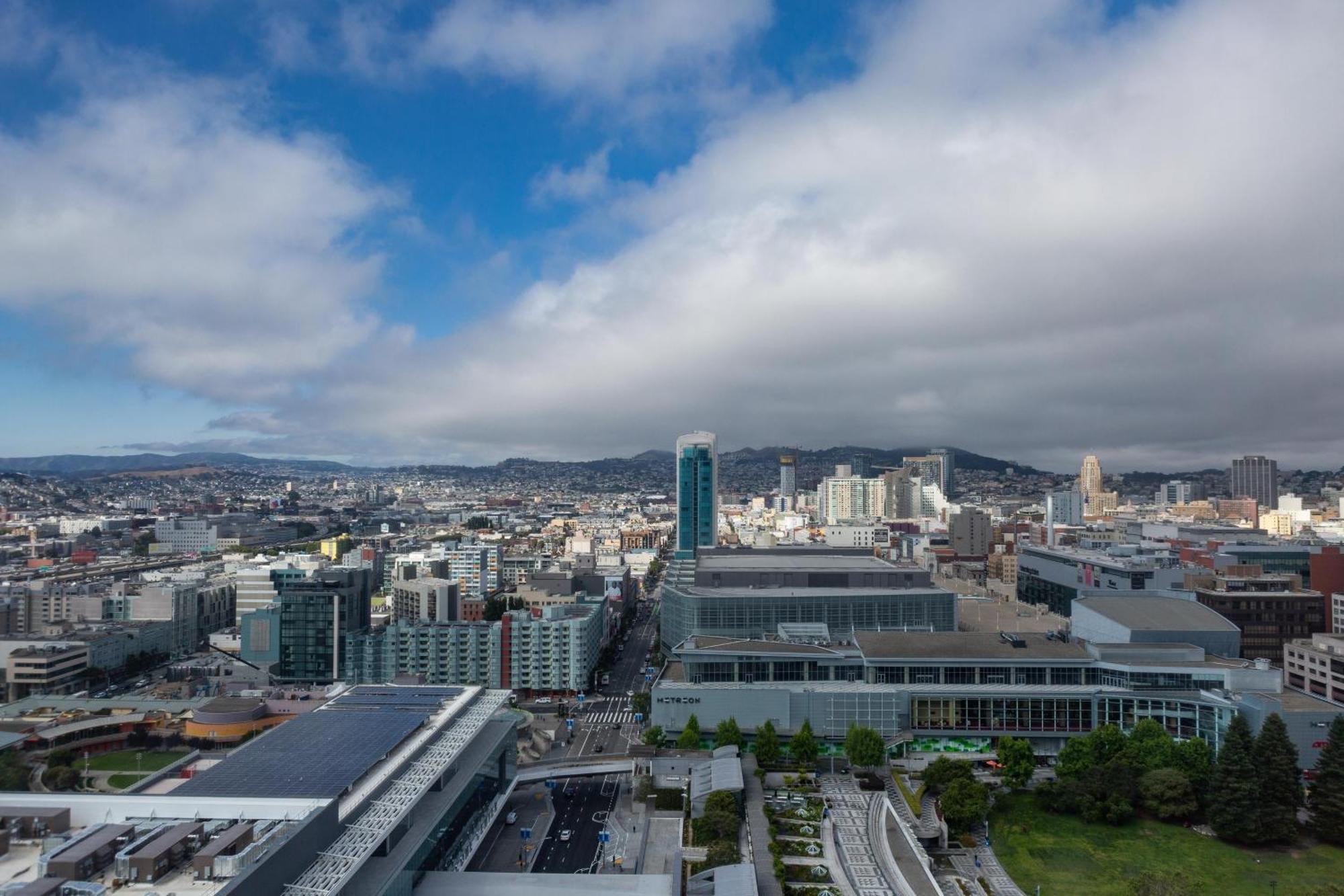 Corner King Studio Suite City View