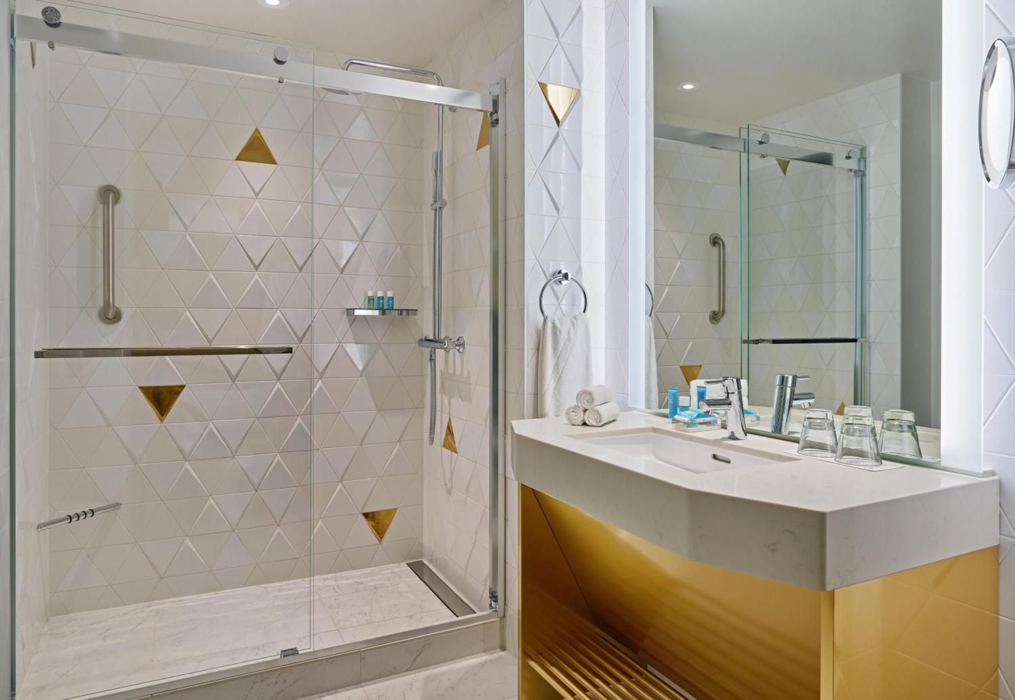 Corner King Studio Suite City View