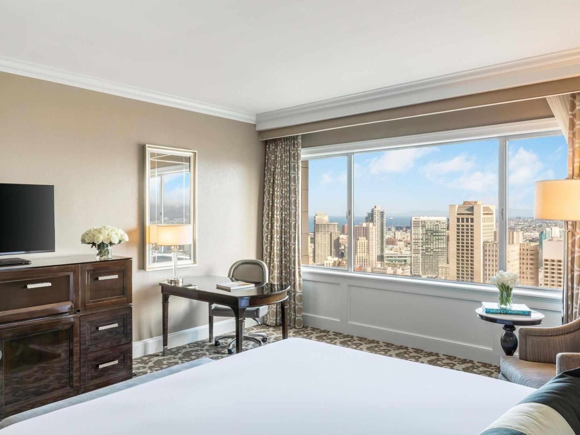 Signature King Room Bath Tub Skyline View Mobility Accessible