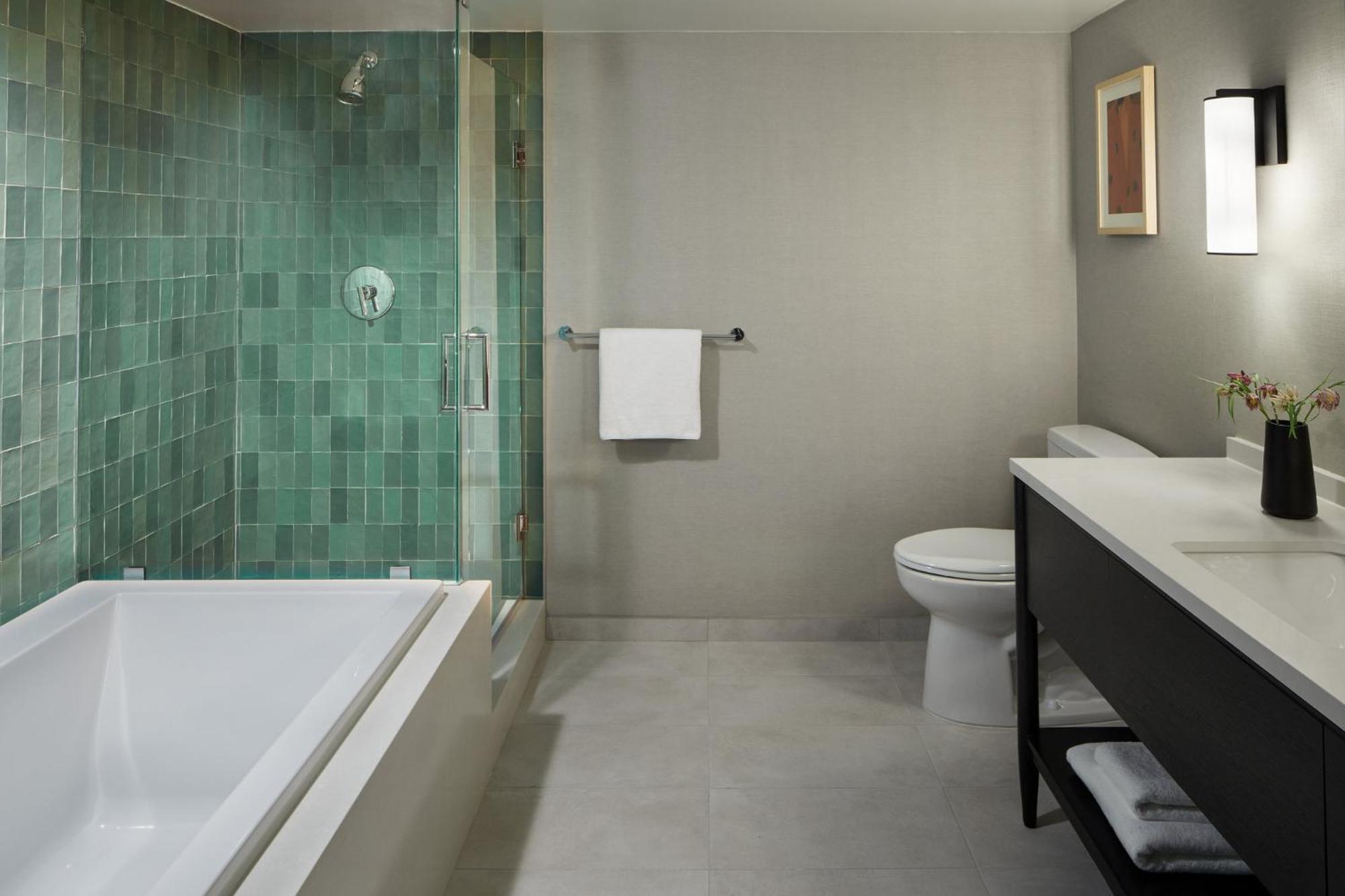 Corner King Room Spa Bath