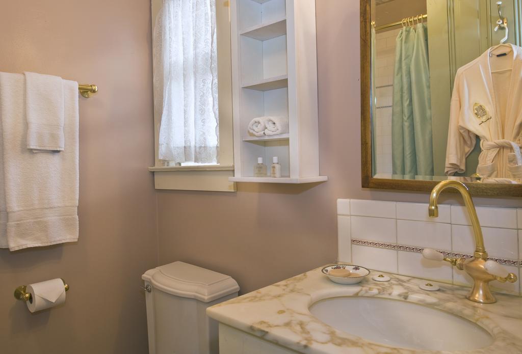 Small Double Room,382666513:JPEG